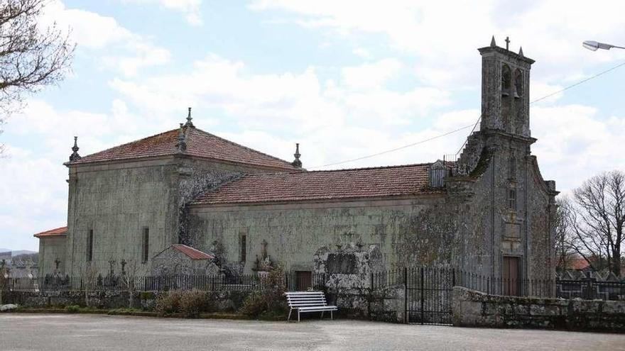 Iglesia de Piñeira de Arcos, donde ocurrió el robo. Entraron por la puerta lateral. // Jesús Regal