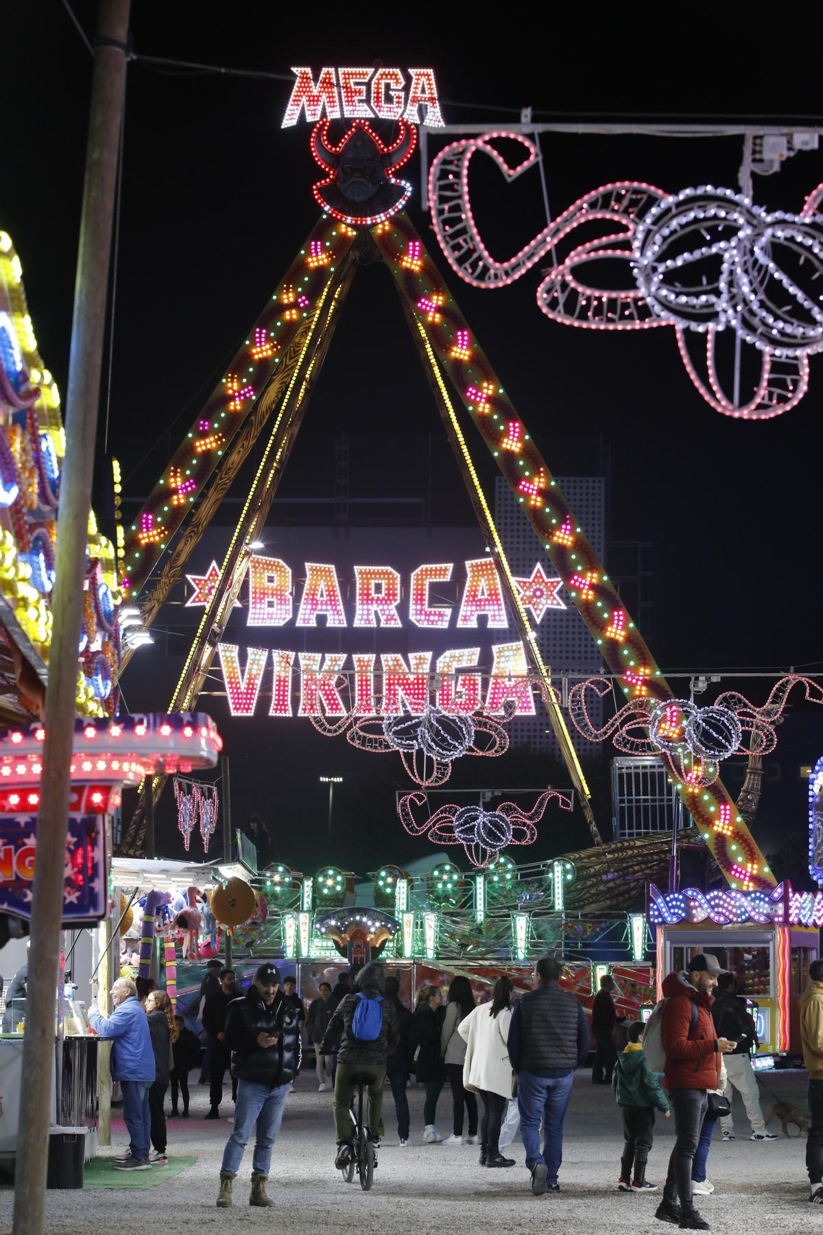 La Barca Vikinga es una de las atracciones más intensas de la feria.