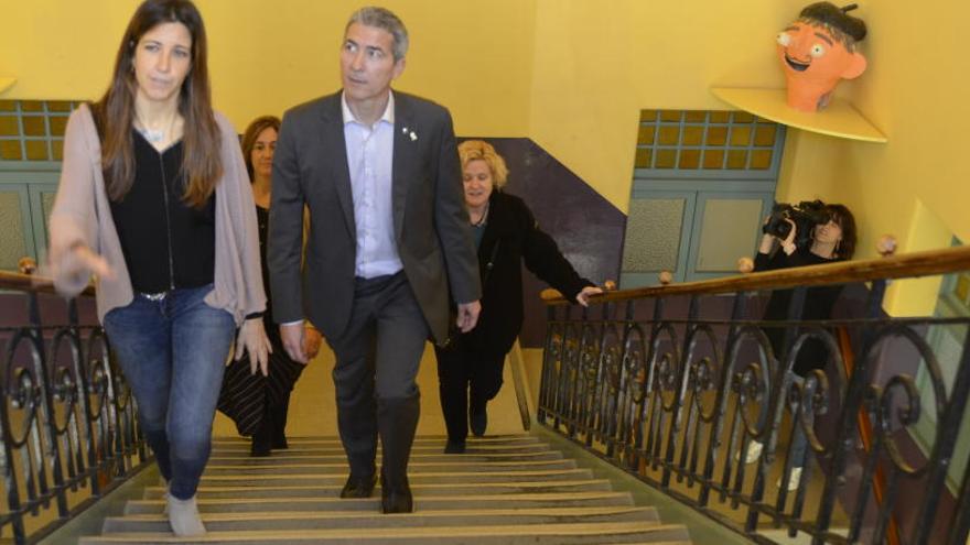 El director de Centres, Josep González-Cambray, pujant l&#039;escala de l&#039;Ateneu amb la directora de l&#039;escola, Alicia Bolaños