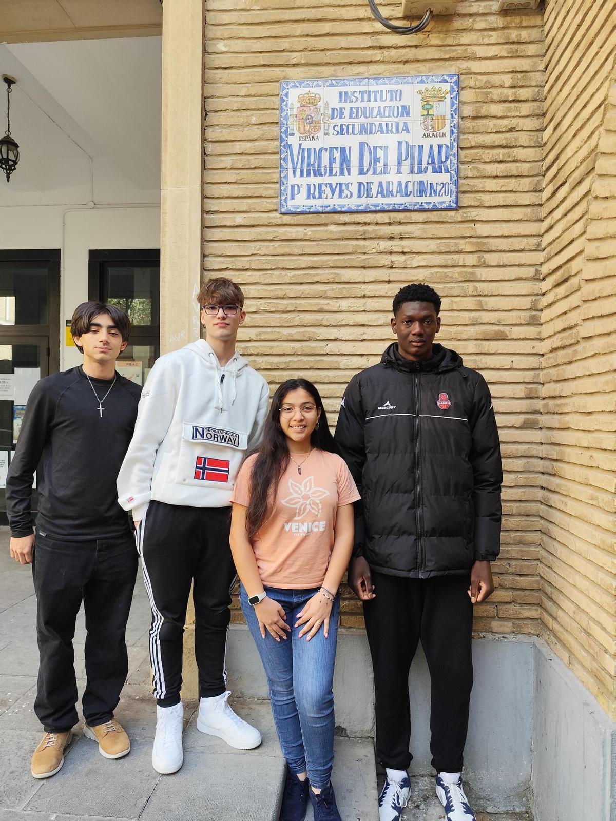 El jugador maliense del Casademont Zaragoza responde a unas preguntas formuladas por le equipo de prensa del IES Virgen del Pilar de Zaragoza