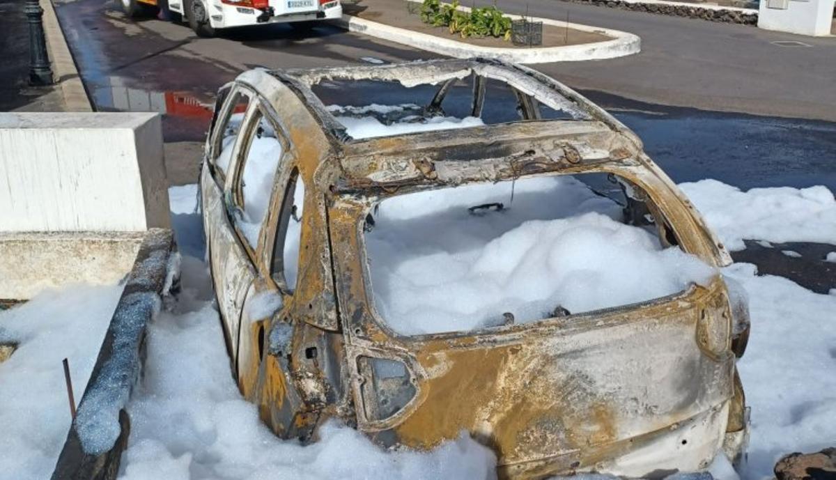 Arde un coche en Uga y el fuego afecta a material almacenado en un solar cercano