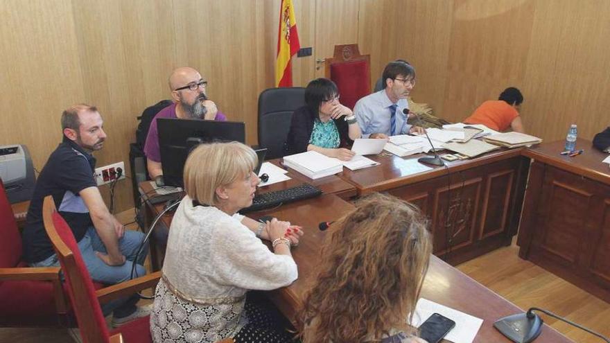 Escrutinio definitivo y discusión de resultados, ayer, en la junta electoral de zona de Ourense. // Iñaki Osorio