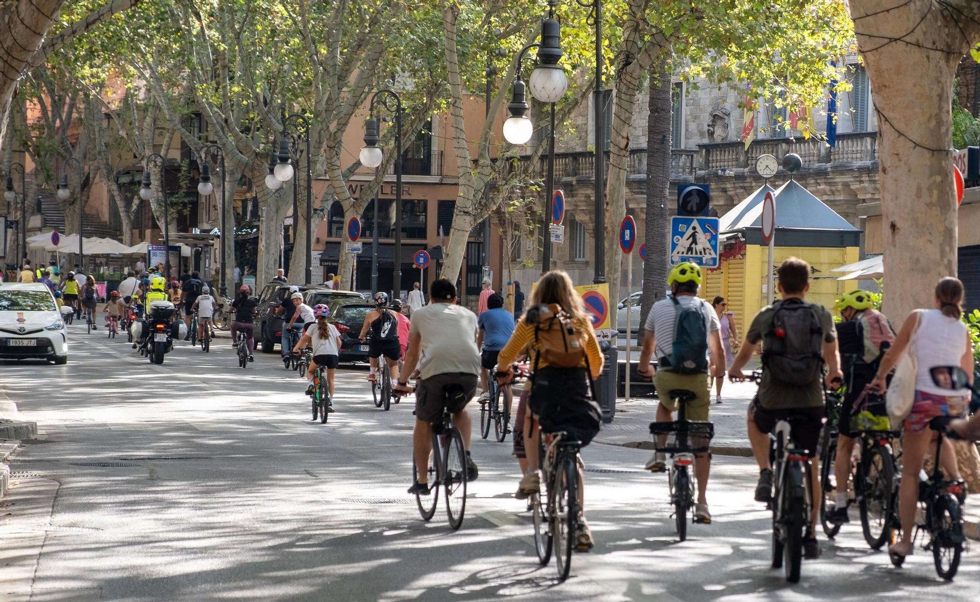 Un centenar de personas participan en la bicicletada de Palma
