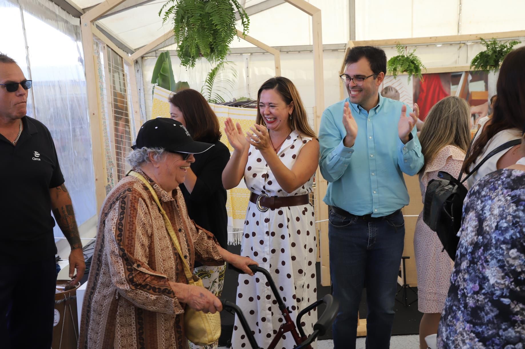 Los usuarios de los centros de mayores de Lanzarote visitan a Los Dolores y la feria de artesanía