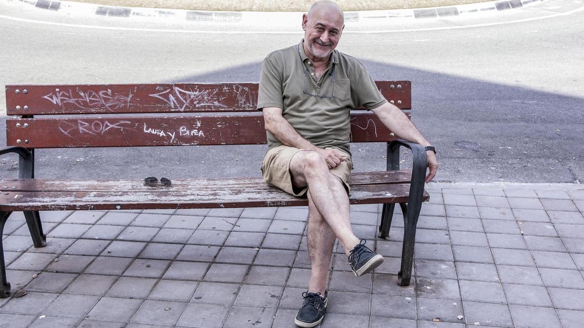 Francisco Lorenzo Solá posa en una plazoleta del barrio de Babel