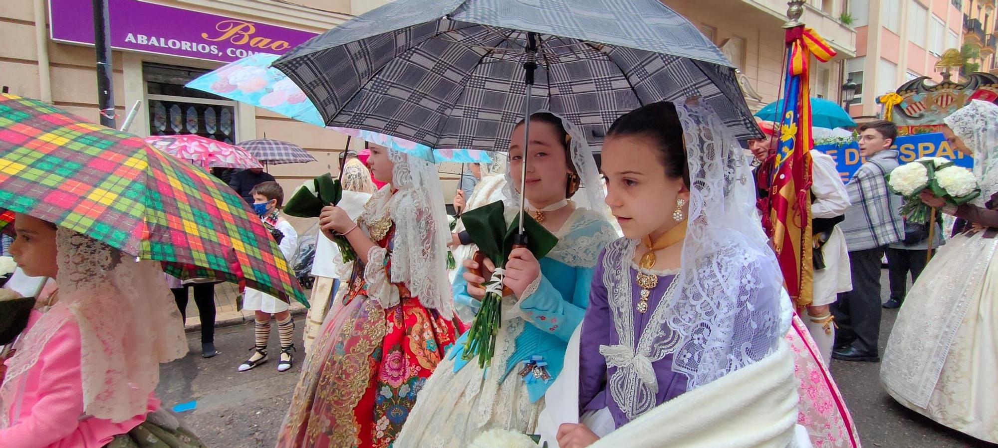 Desfile de chubasqueros y paraguas antes la Mare de Déu