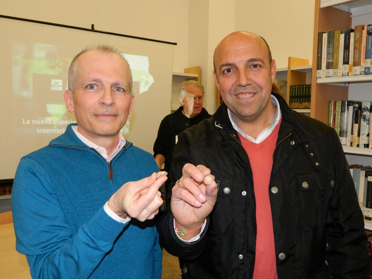 José Liétor y David Ruiz muestran dos ejemplares de la nueva especie de caracol.