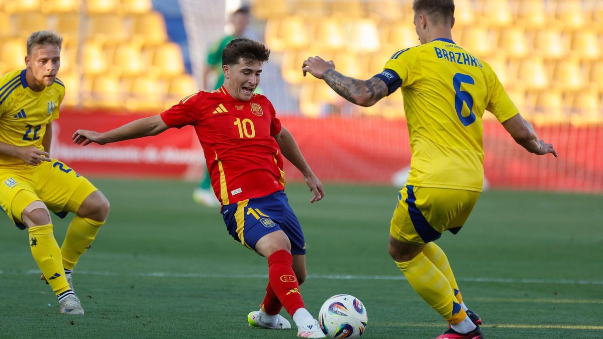 Pablo Torre conduce el balón en un partido de hace unas semanas de España sub-21 ante Ucrania.