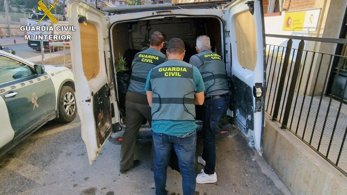 La Guardia Civil detiene a dos personas e investiga a una tercera como presuntas integrantes de un grupo delictivo en Mazarrón.