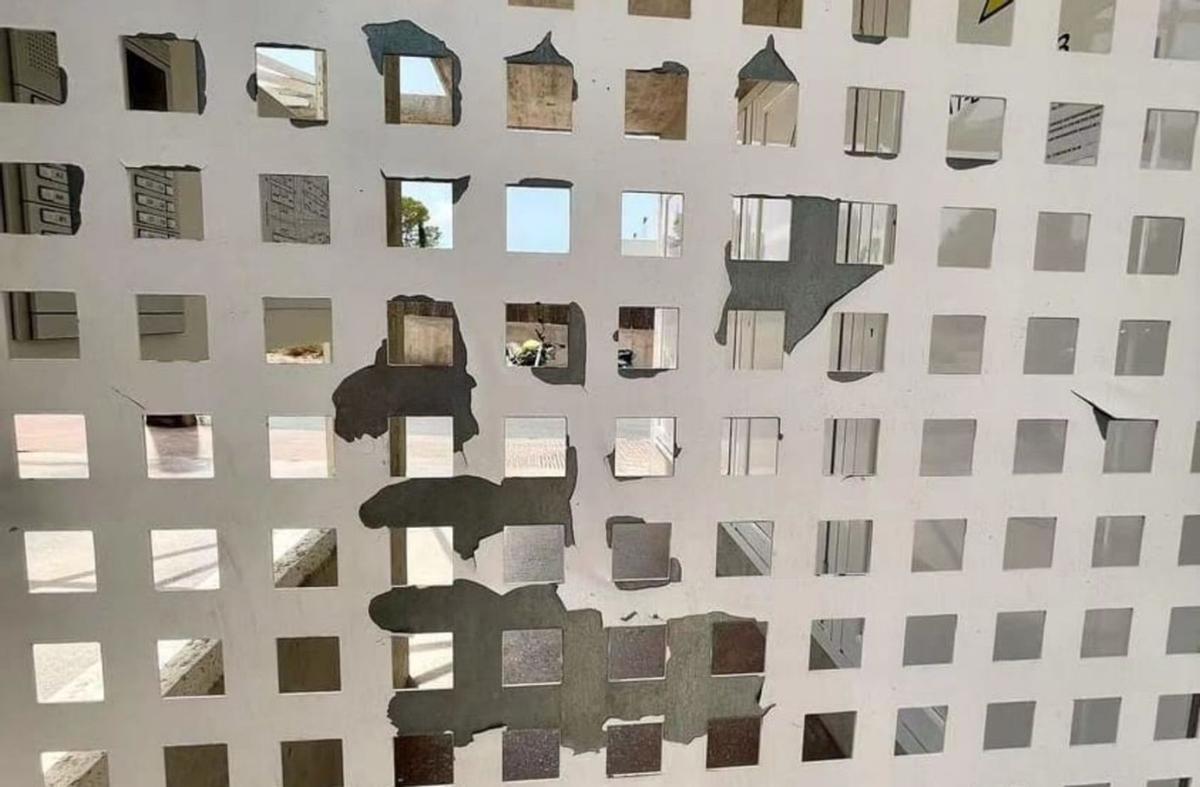 La verja de entrada ya indica lo que espera dentro. | D.I.