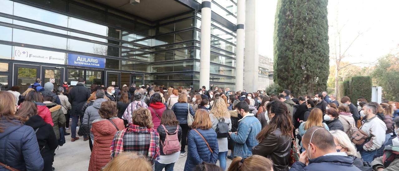 Cientos de opositores a las puertas del aulario de la Universitat de València en Burjassot.