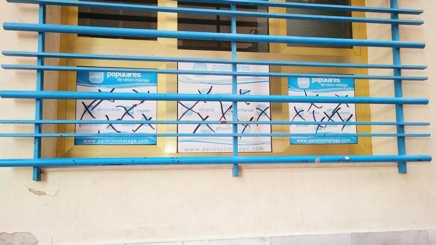 Pintadas realizadas en la sede del PP en Vélez-Málaga.