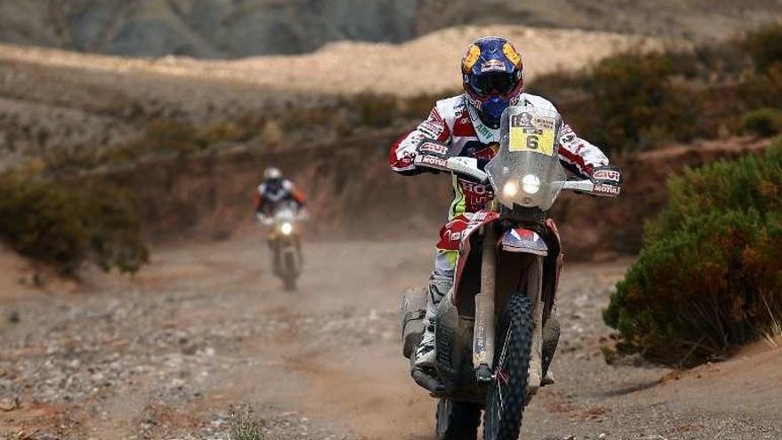 Barreda conduce su moto en el Rally Dakar.