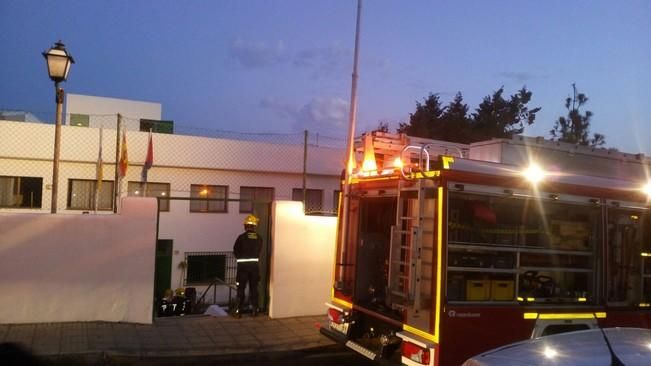 Los bomberos apagan un incendio en el Centro de Mayores de Arrecife