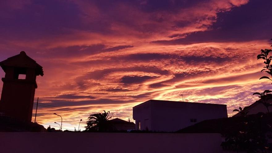 Candilazo o arrebol espectacular en el cielo de València durante el atardecer del 27 de diciembre.