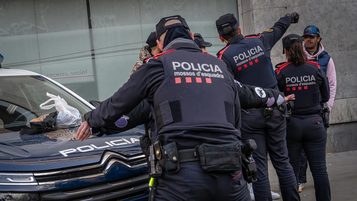 Mil agentes se despliegan en Barcelona, Badalona y LHospitalet en un macrodispositivo contra la multirreincidencia