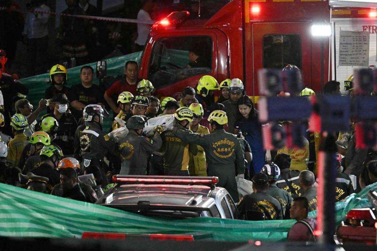 Imágenes del accidente entre un tren y un autobús en Bangkok, que ha dejado al menos ocho muertos y 25 heridos después de que el vehículo se incendiara tras el impacto.