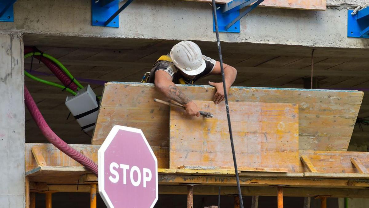 Un trabajador de la construcción en una obra de Las Palmas de Gran Canaria.  | | ANDRÉS CRUZ