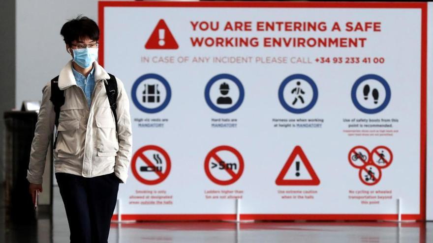 Un trabajador, junto al espacio donde se instalará el  MWC.