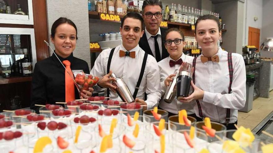 Estudiantes de Hostelería, ayer, durante la preparación de cócteles sin alcohol.