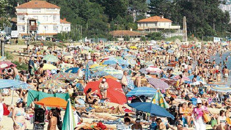 La playa de Rodeira, por su carácter urbano, es uno de los arenales preferidos por locales y visitantes. / eugenio rouco