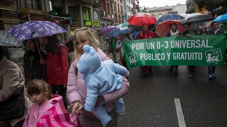 Marcha en defensa de las escuelas de bebés públicas