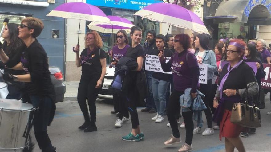 División, tensión y reproches en la concentración feminista en Orihuela