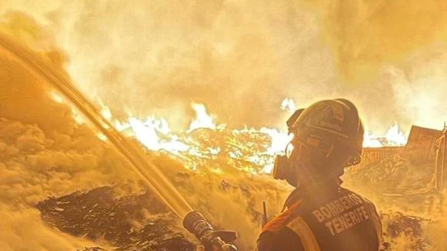 Advierten de &quot;sustancias tóxicas&quot; en el incendio de Arona y alertan del riesgo para la población