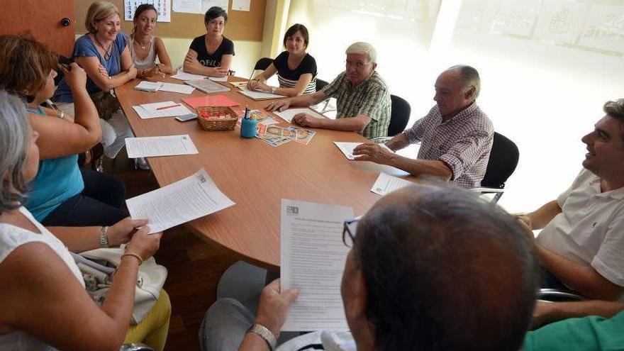 Las candidatas del PSdeG-PSOE se reunieron ayer con portavoces vecinales. // G. S.