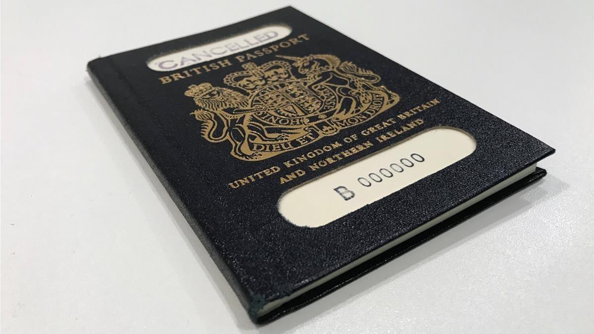 El pasaporte británico en el color azul original, reemplazado en 1988 por el color borgoña recomendado por la Unión Europea