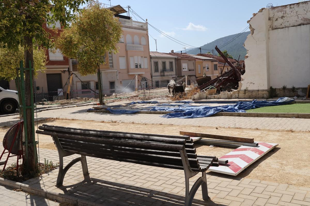 Los trabajos de demolición del antiguo cine de Batoi en Alcoy