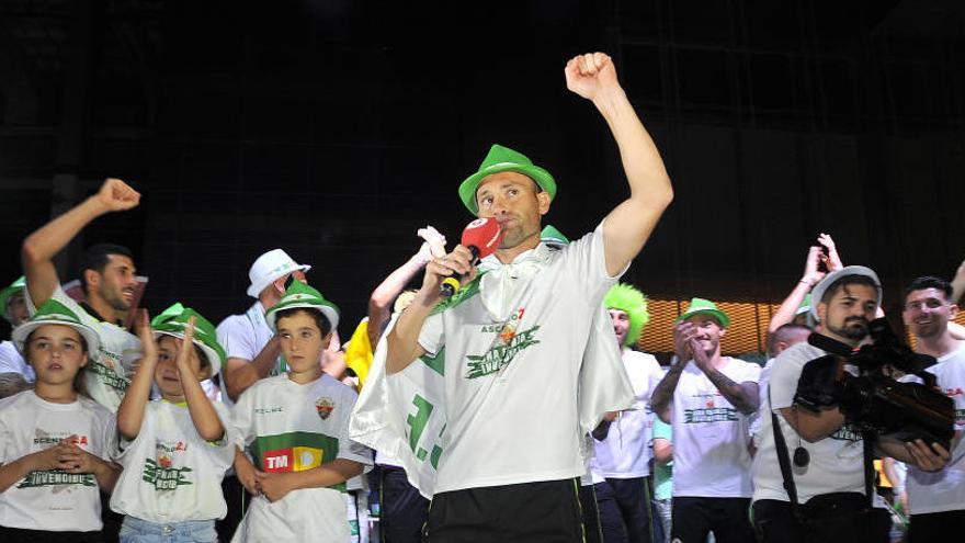 Nino, ayer, en la fiesta celebrada en el parking del Martínez Valero