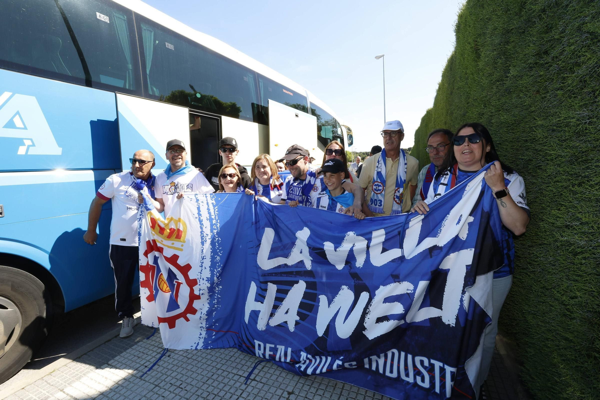 EM IMÁGENES: Multitudinario recibimiento al Avilés en su llegada al campo del Rayo Majadahonda