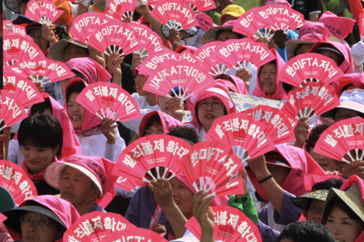 Grangers sud-coreans protesten contra la política d’importacions de productes nord-americans del govern de Seül.