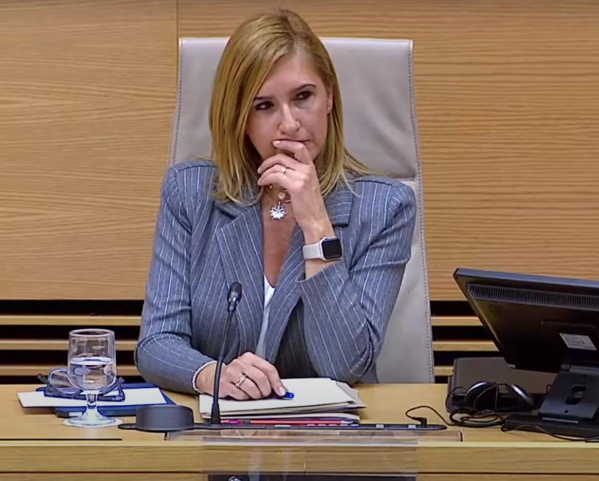 Salomé Pradas no ha podido contener las lágrimas en la intervención de Rufián