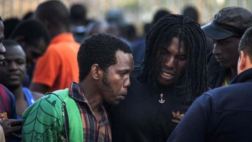 Cientos de inmigrantes saltan la valla en Melilla