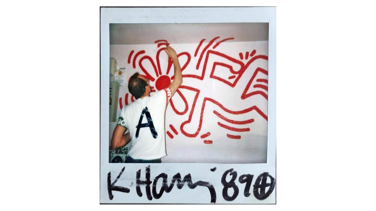 Keith Haring pintando el mural 'Acid' en la discoteca Ars en 1989