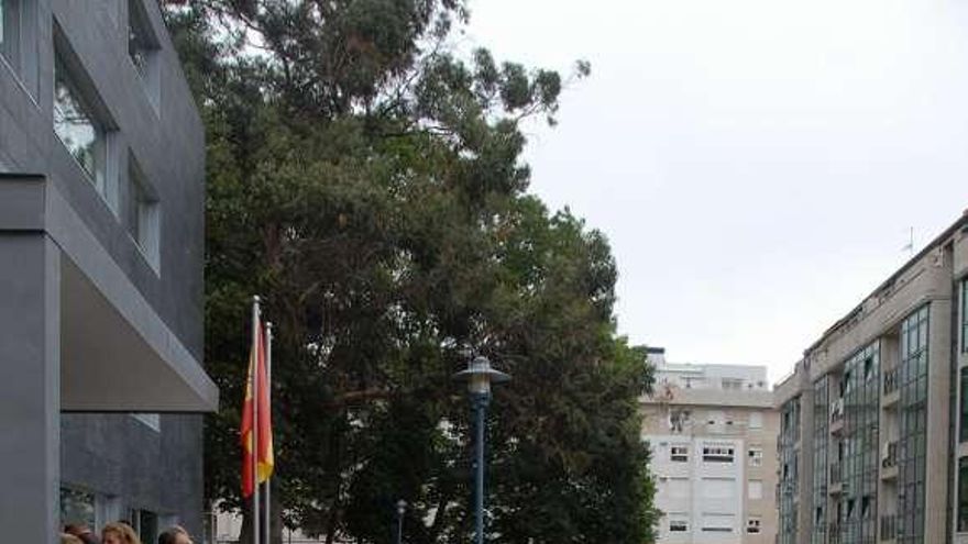 Concentración ante el edificio de los Juzgados de Cangas.