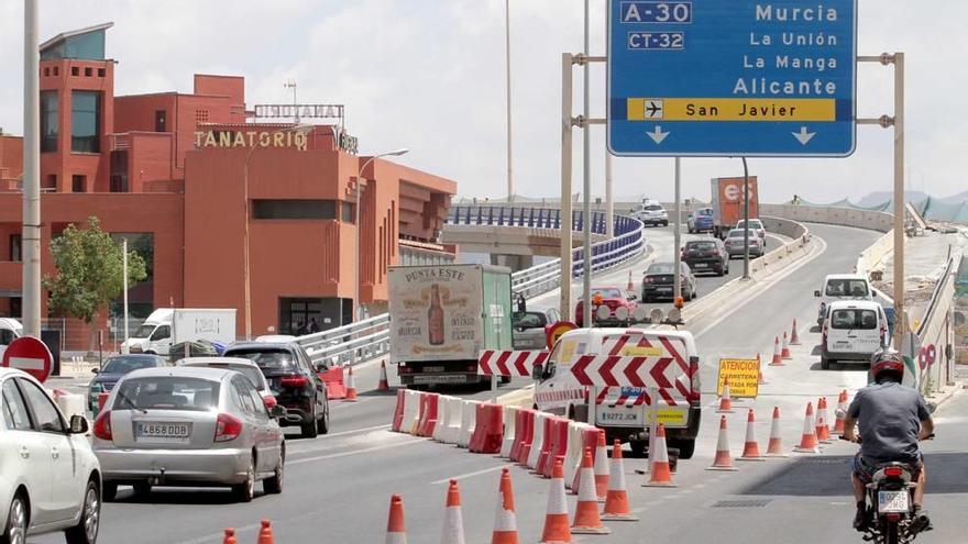 El carril de entrada a Cartagena cortado al mediodía por las obras de mejora de los accesos a la ciudad por la A-30