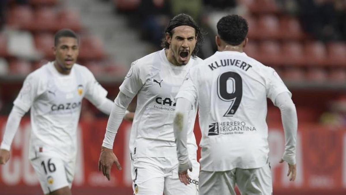 Cavani y Kluivert celebran uno de los goles del partido de Copa del Rey frente al Sporting de Gijón