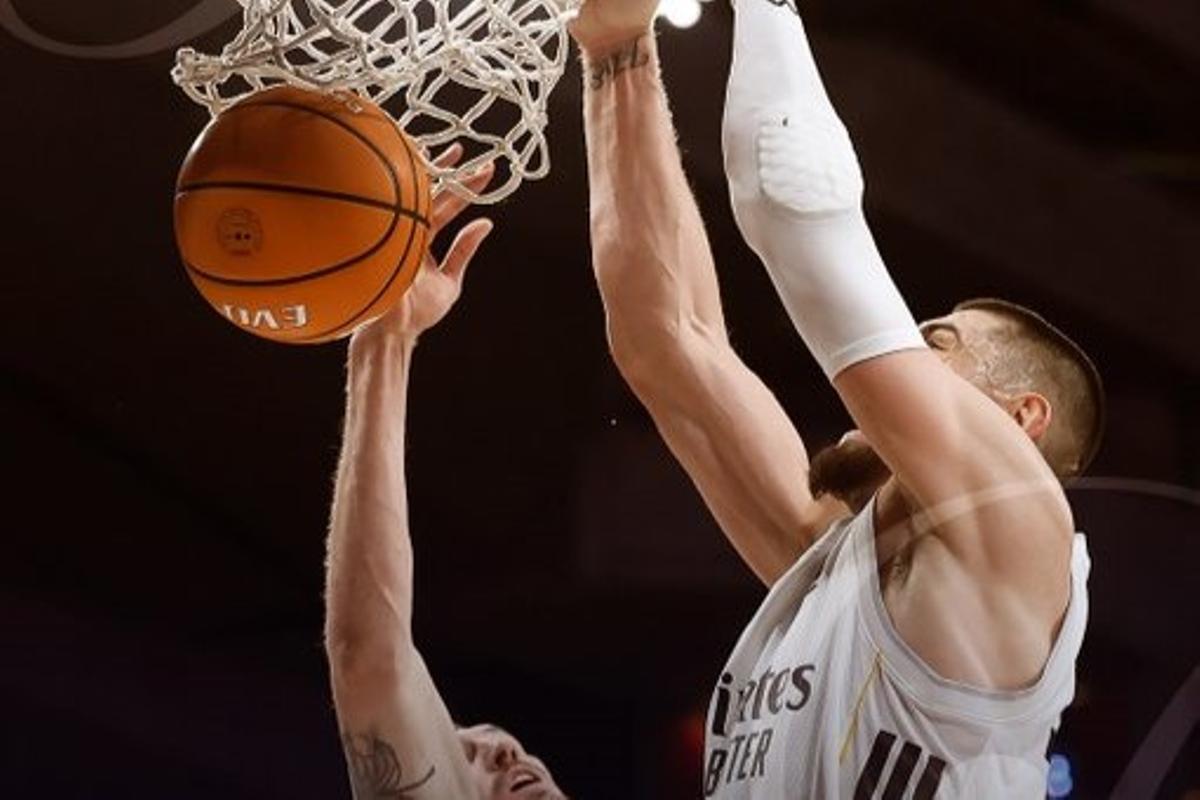 Alex Len machaca el aro del MoraBanc Andorra, en el encuentro disputado en el Movistar Arena