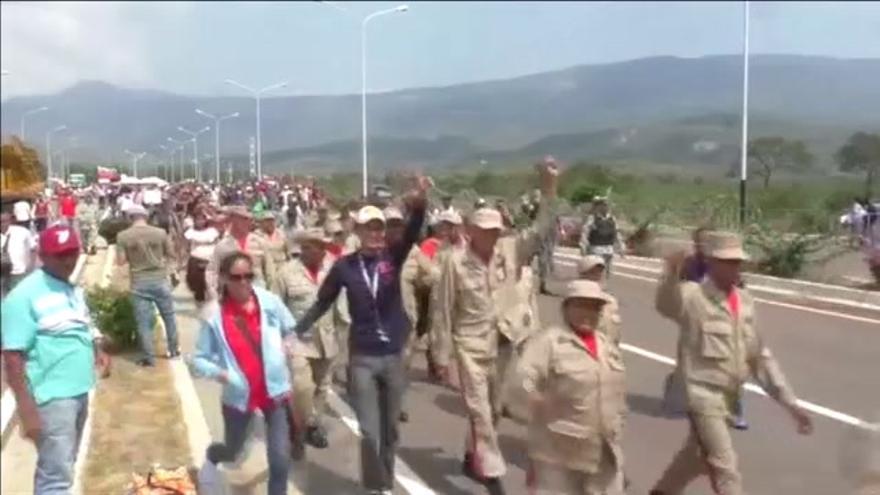 Maduro cierra todos los puentes con Colombia