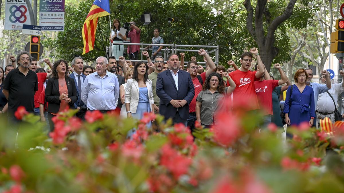 Silbidos y gritos de fuera para ERC en la ofrenda al monumento de Rafael Casanova.