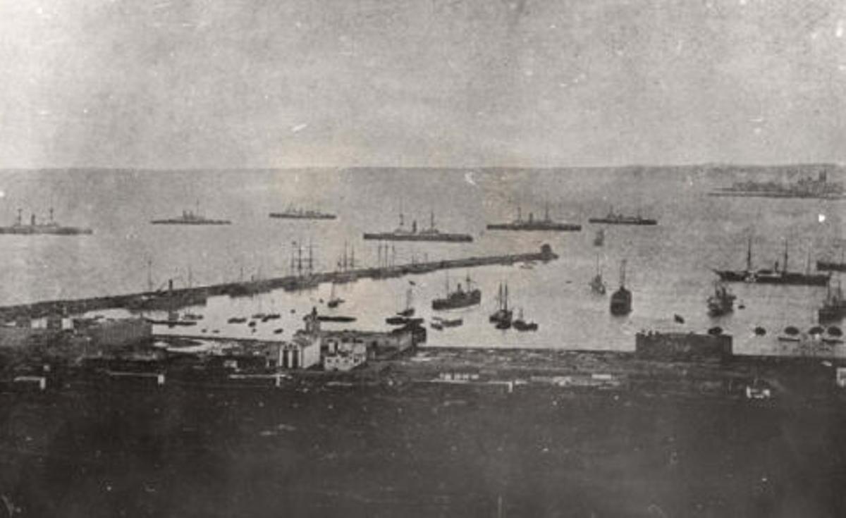Vista de la bahía de Las Isletas, con el castillo de La Luz, a la derecha, entre 1910-1910.
