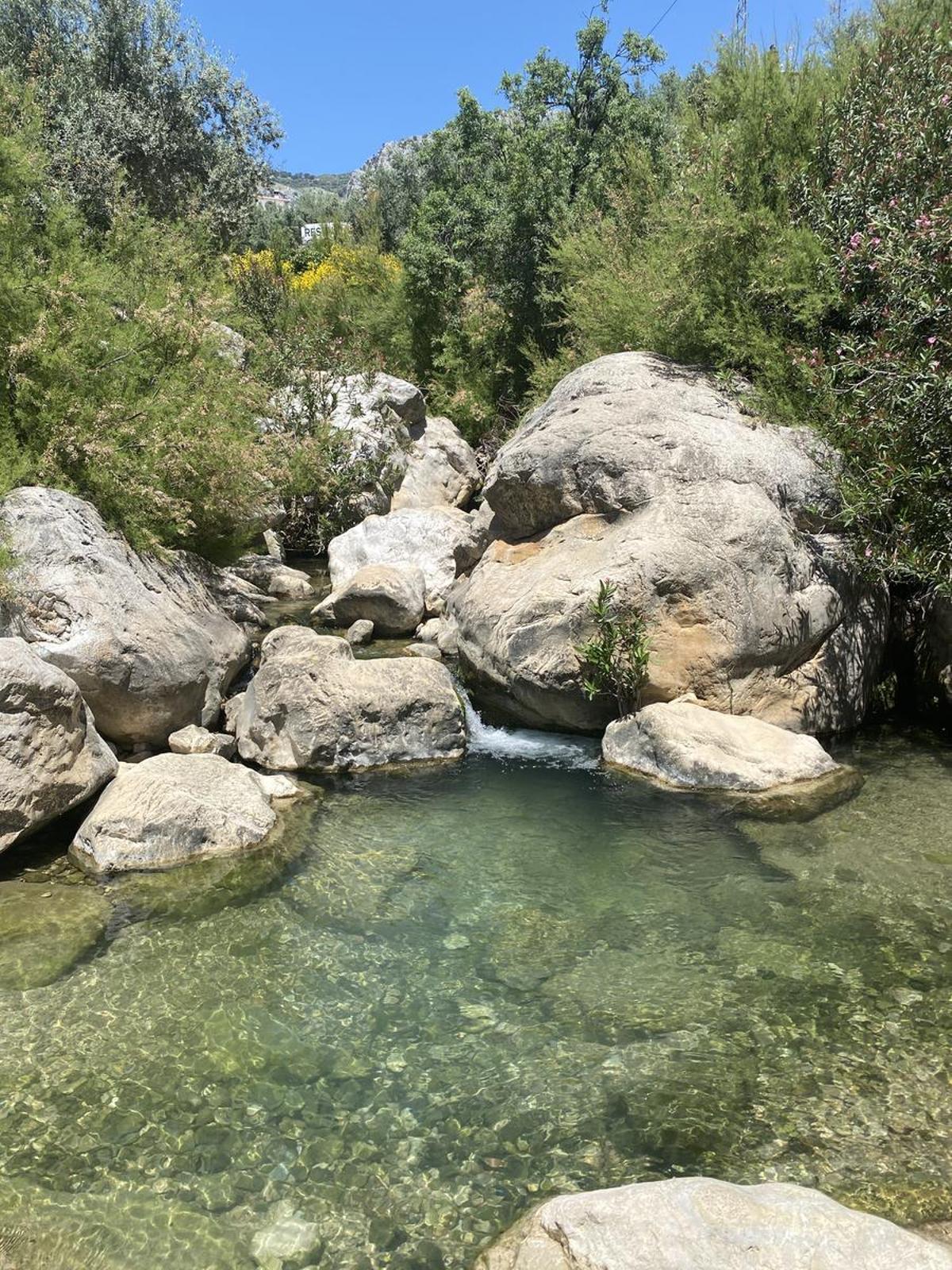 Pozas del río Sábar, en Alfarnatejo, las charcas que forman una de las piscinas naturales más hermosas de Málaga