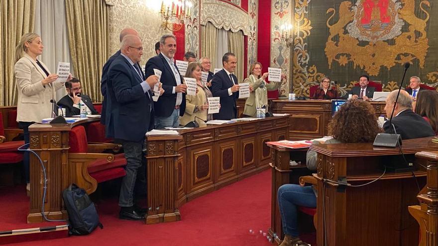 Los concejales del PP y Ciudadanos, salvo el alcalde y la vicealcaldesa, con los carteles contra la revisión del delito de sedición