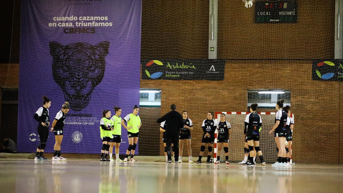 Las &quot;panteras&quot;, en el entrenamiento previo al partido contra el Beti Onak.