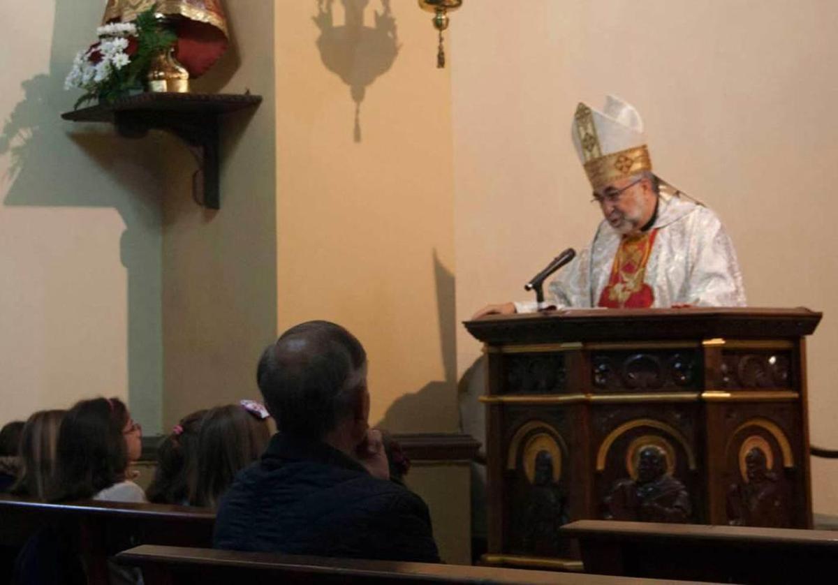 El Arzobispo ensalza el esfuerzo de Perlora en el arreglo del templo