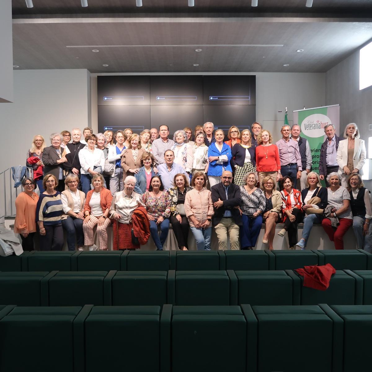 Algunos profesionales que forman parte del Club de la Veteranía del hospital Reina Sofía.