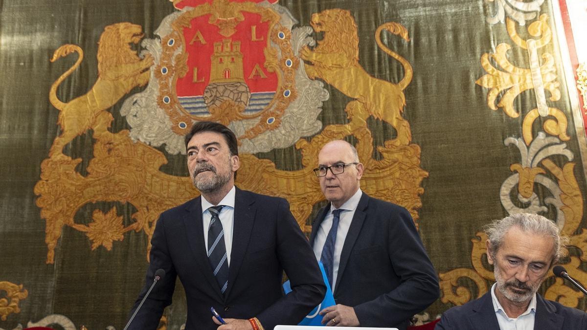 La oposición exige la dimisión de Barcala pero Vox salva al alcalde de su reprobación por el escándalo de las viviendas protegidas de Alicante
